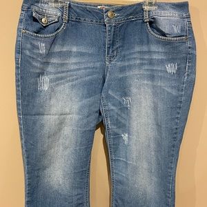 l.e.i. Ashley low rise mid-calf Jean capris with folded leg